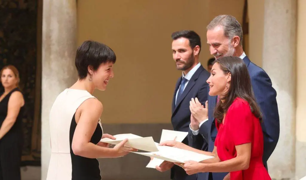 Un momento del acto de entrega del premio por parte de los Reyes a la enfermera.