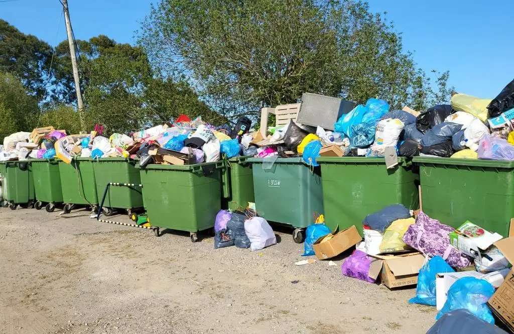 Contenedores llenos de basura en Bareyo.