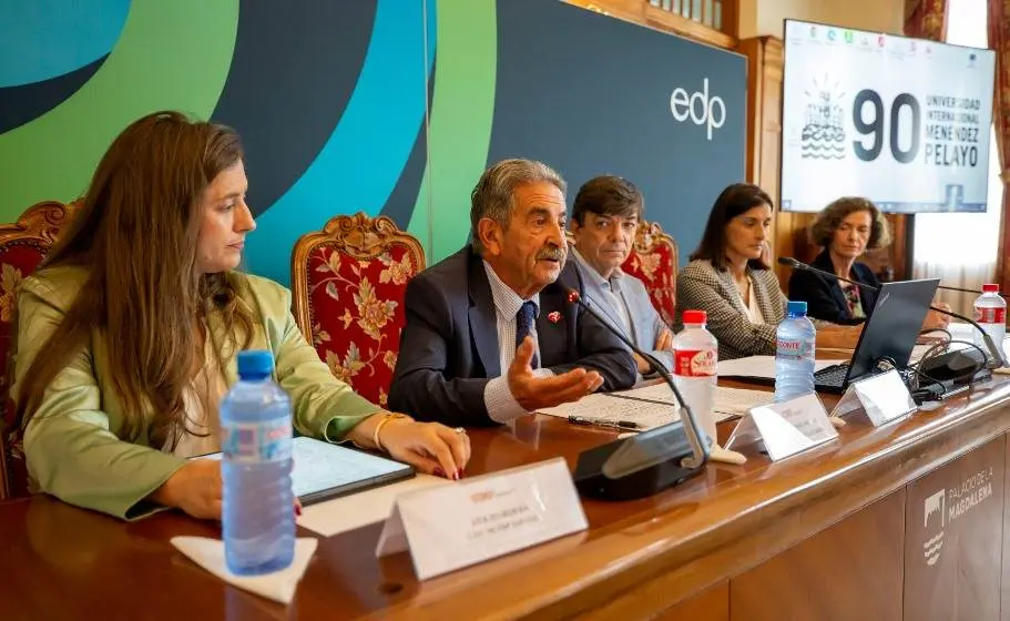 El presidnete de Cantabria, Miguel Ángel Revilla, en los cursos de la Universidad Internacional Menéndez Pelayo.