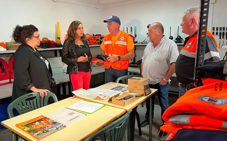 Entrega de material a Protección Civil en Villacarriedo.