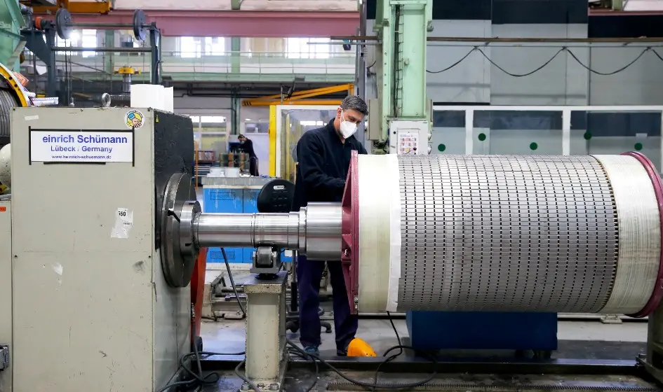 Trabajadores de una industria cántabra.