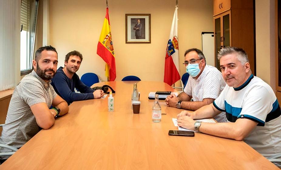 Reunión del consejero de Sanidad con representantes de CanCela.