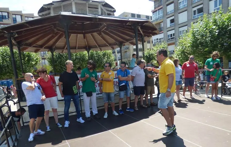 Las autoridades políticas y representantes de los colectivos  se concentraron en la Plaza de San Antonio. R.A.