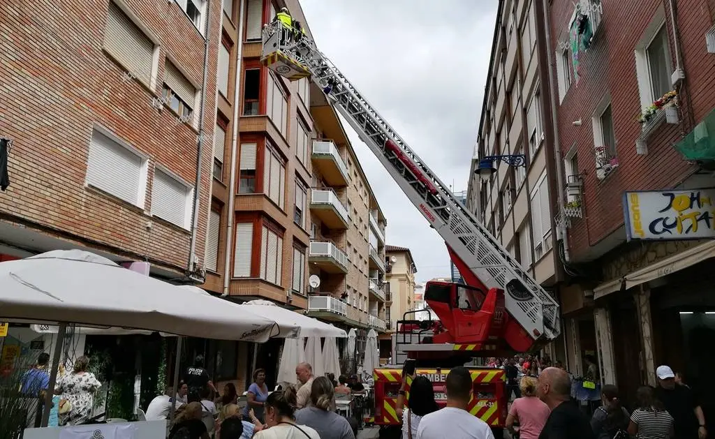 Un momento de la intervención de los Bomberos en la vivienda de Santoña. Nyka Goicoechea