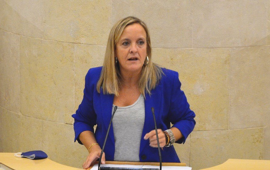 la diputada regional del PP, Isabel Urrutia, en el parlamento de Cantabria.