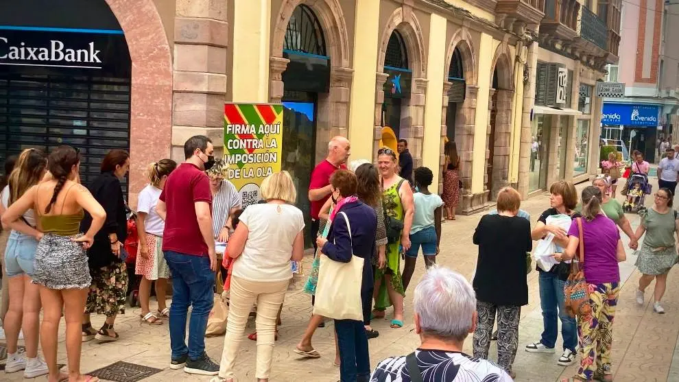 Mesa de recogida de alegaciones a la ORA en Torrelavega.