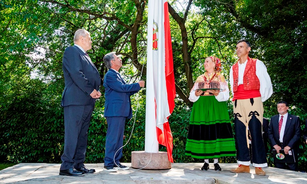 El presidente de Cantabria, Miguel Ángel Revilla, en el momento de izar la bandera de Cantabria.
