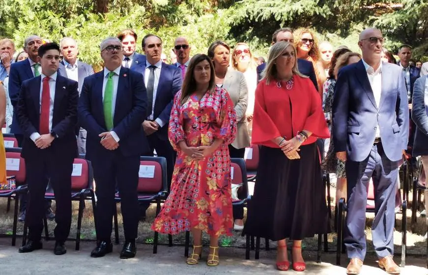 Autoridades políticas en el acto del Día de las Instituciones en Puente San Miguel.