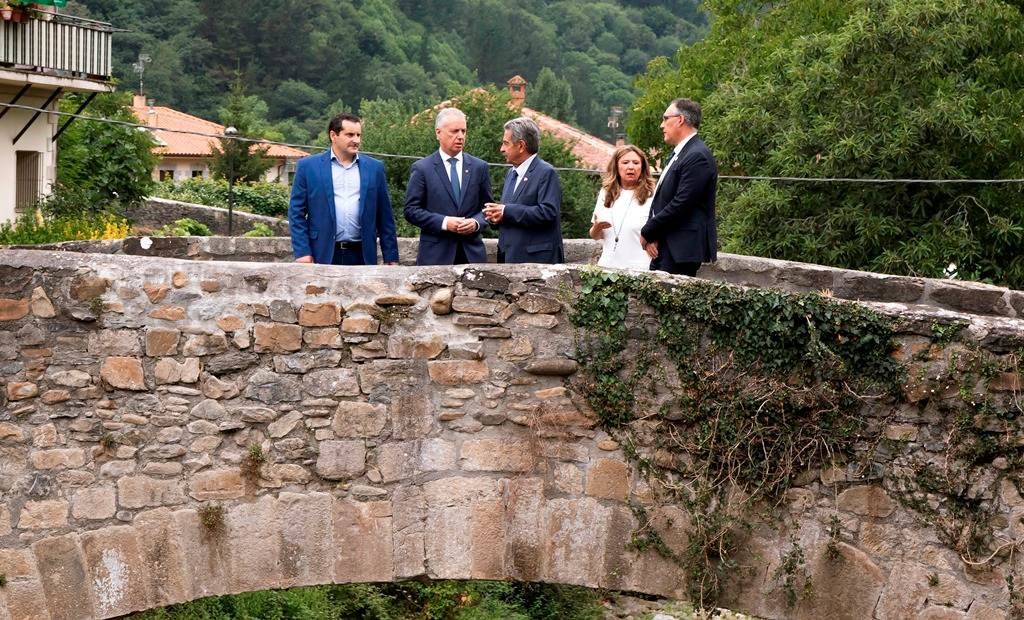 las autoridades políticas en la firma del convenio sanitario entre Cantabria y Euskadí en Lanestosa.