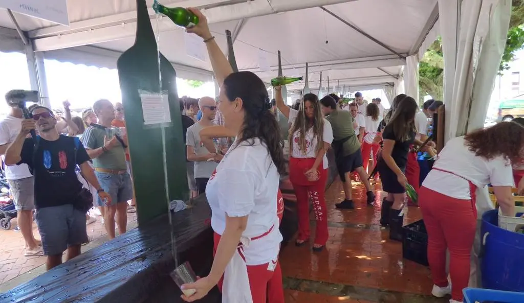 Expositores donde se escanció y se degustó la sidra en Escalante. R.A.