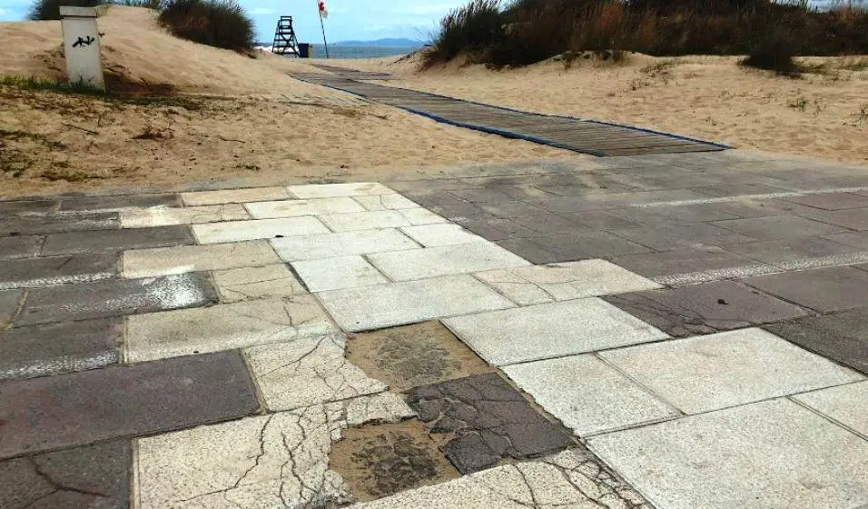 Pavimento del paseo marítimo de Laredo.
