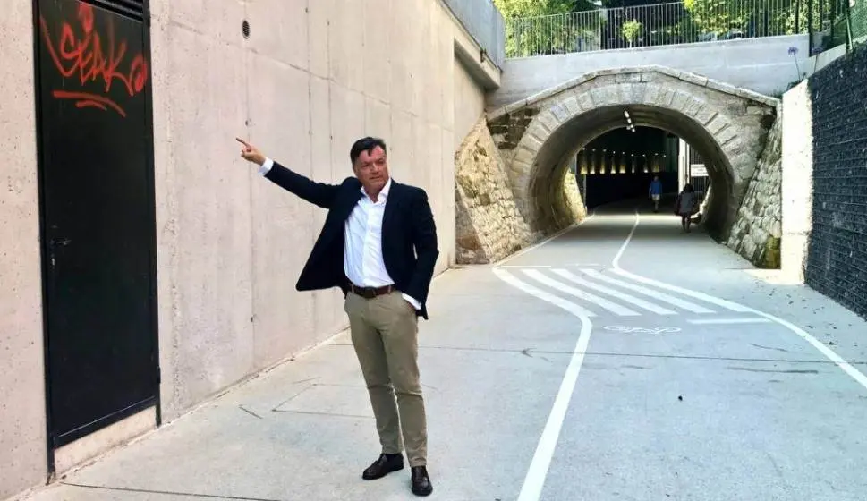 El concejal de Vox, Guillermo Pérez-Cosío, muestra un grafiti.