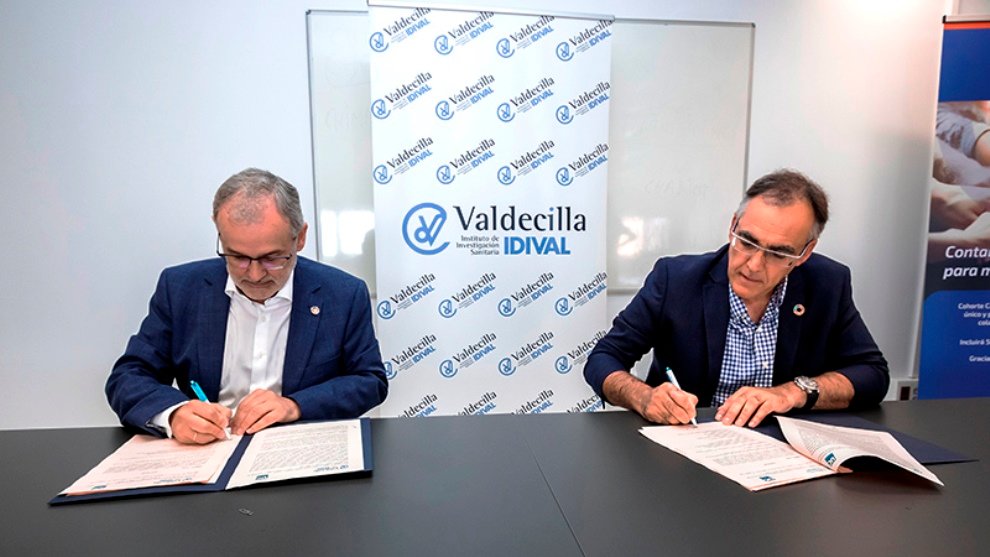 El consejero de Sanidad, Raúl Pesquera, firma el convenio protonterapia.