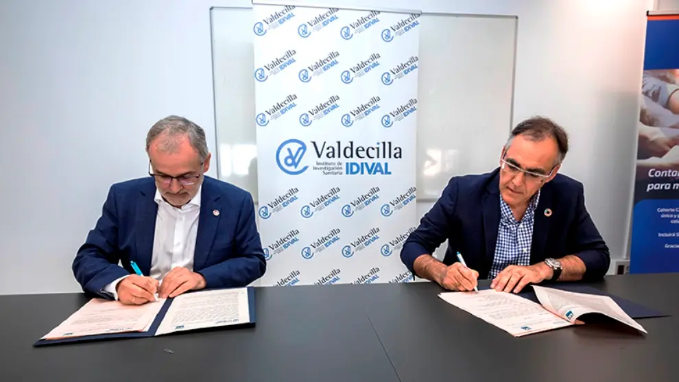 El consejero de Sanidad, Raúl Pesquera, firma el convenio protonterapia.