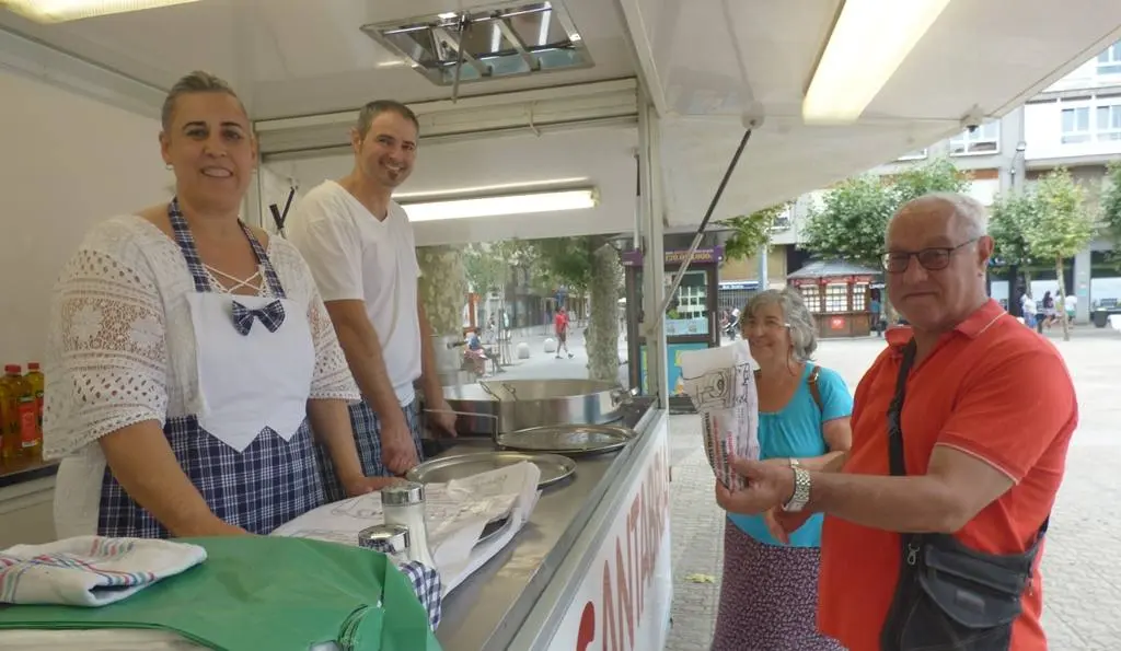 María Araujo y Javier Ocho atienden a los clientes en el remolque. R.A.