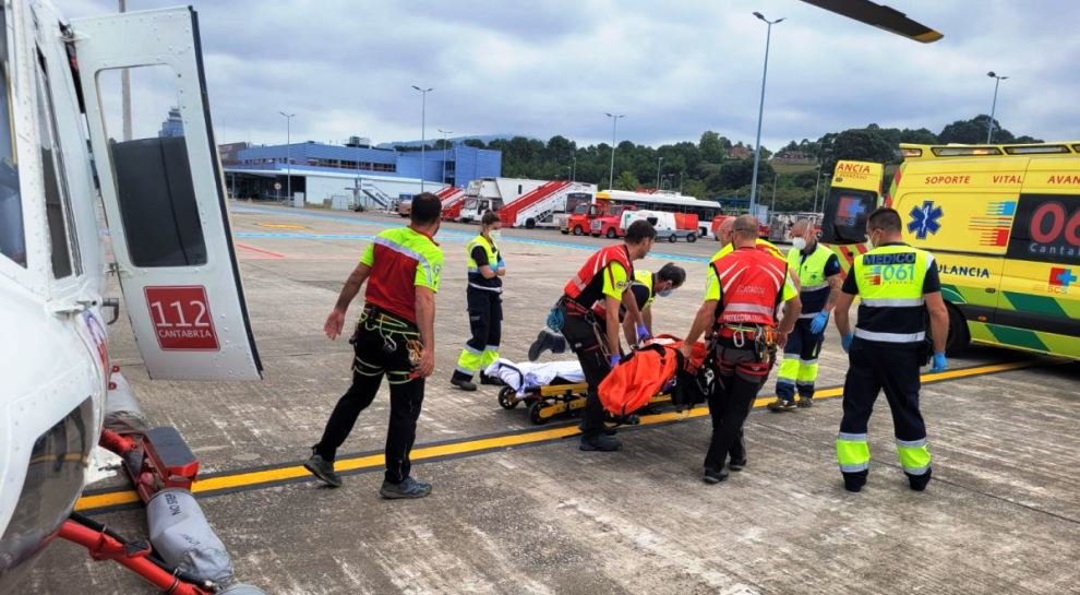 El helicóptero tuvo que trasladar a los dos rescatados al Hospital Universitario Marqués de Valdecilla.