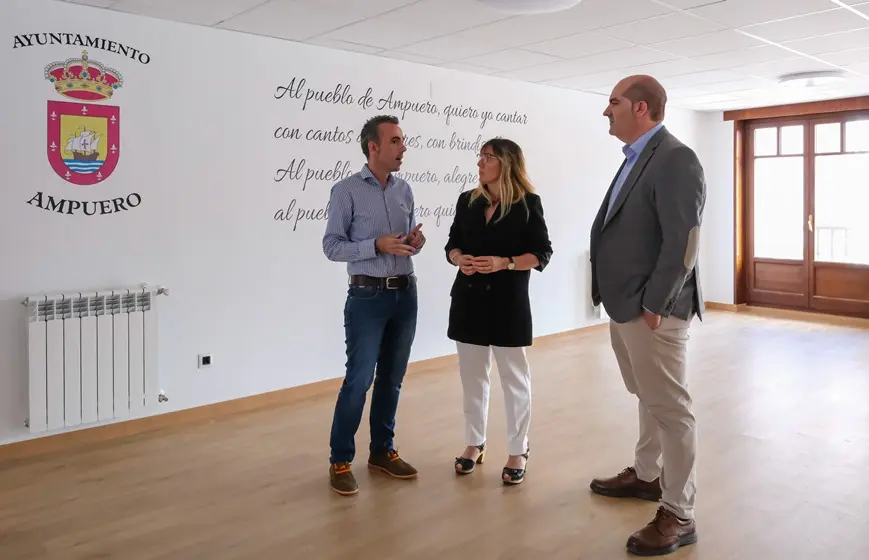 Visita de las autoridades políticas a las instalaciones del Centro de ocio en Ampuero.