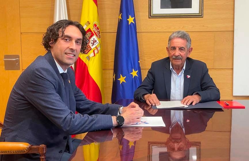 Reunión entre el alcalde de El Astillero y el presidente regional.