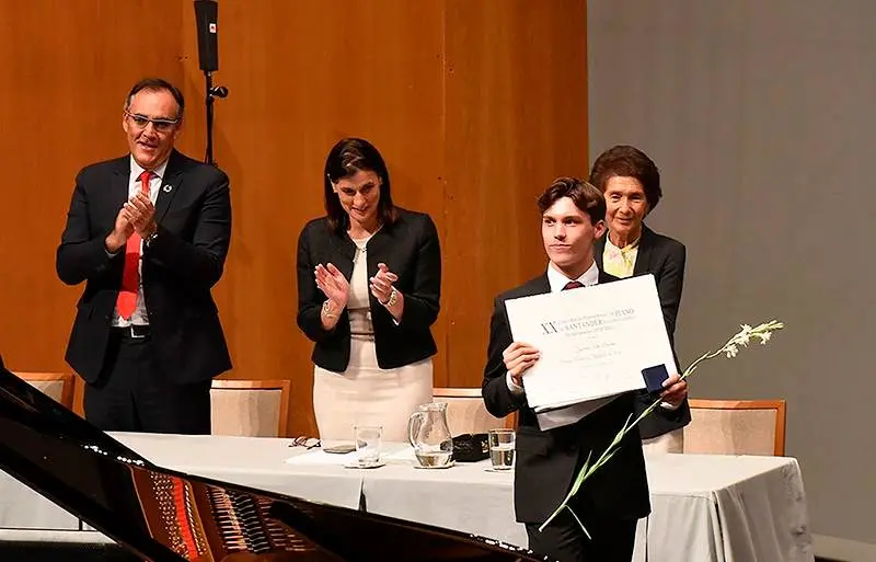 Entrega del premio en la Gala del Concurso Internacional de Piano.