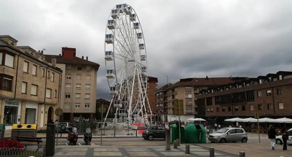 Noria de las fiestas en Torrelavega. R.A.