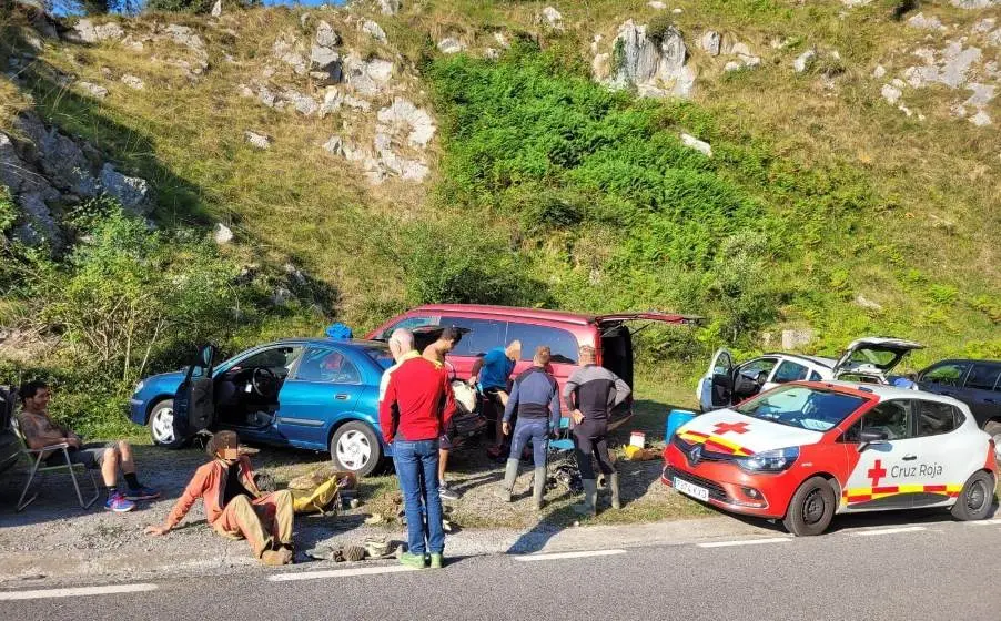 Salida de la cueva de la Gándara, en Soba, tras el rescate.