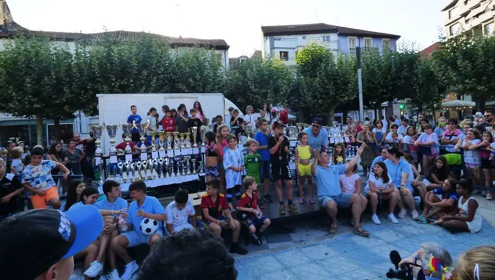 Los niños también cantaron antes de la entrega de premios. R.A.