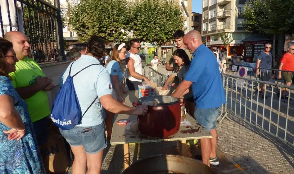 Al final se repartió chocolate con bizcochos. R.A.