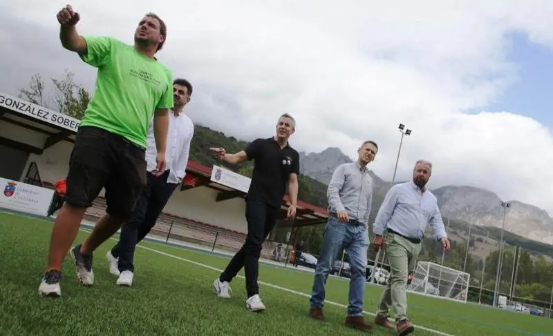 Visita a las instalaciones del campo de fútbol de Tama.