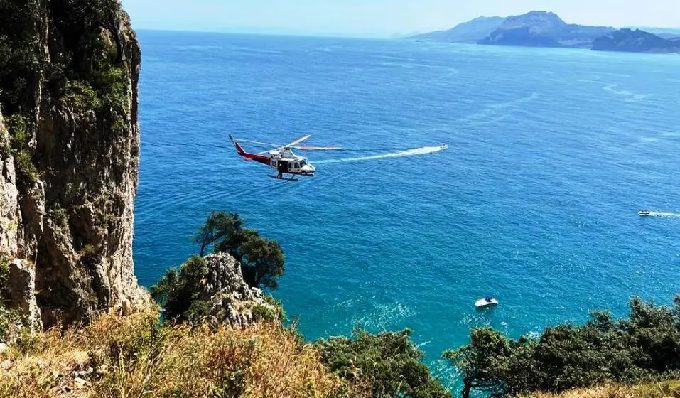 El helicóptero en la zona del Faro del Caballo, en Santoña.