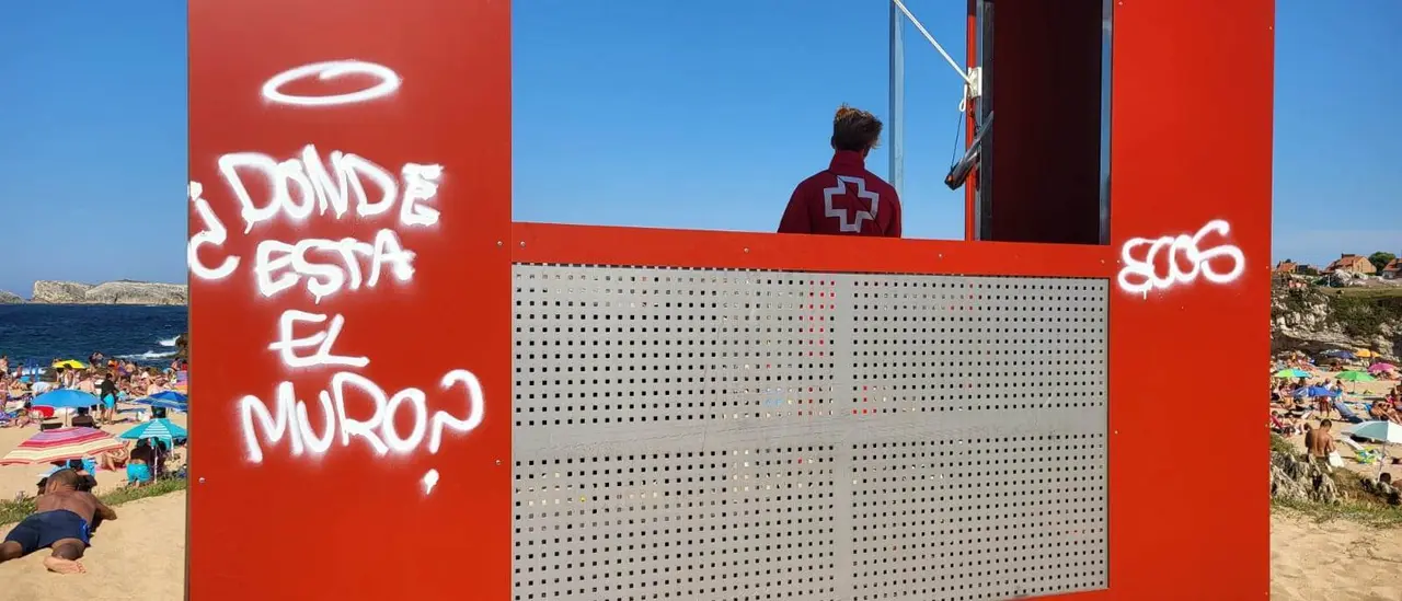 Grafitis en la torre de socorrismo en Santa Cruz de Bezana.