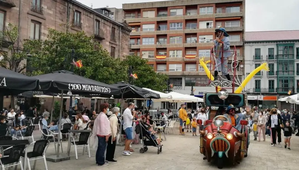 Espectáculo en la calles de Torrelavega con motivo de las fiestas de la Virgen Grande. R.A.
