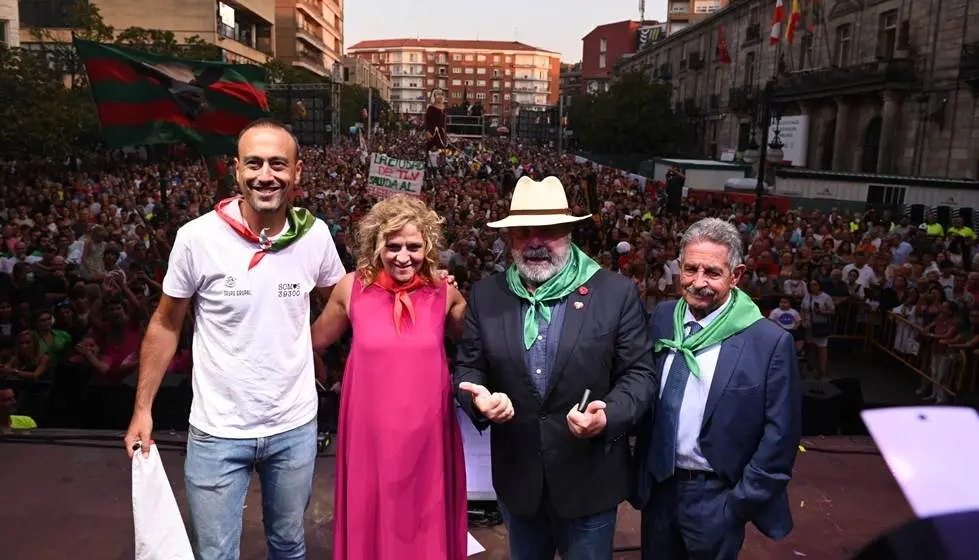 Las autoridades políticas junto al pregonero.