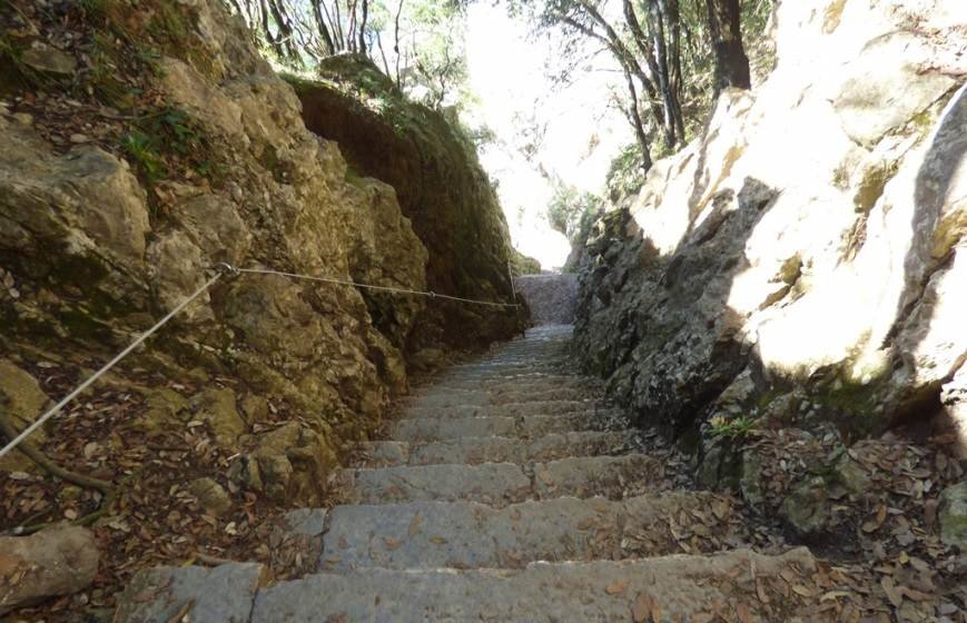 Escaleras de acceso al Faro del Caballo, en Santoña. R.A.