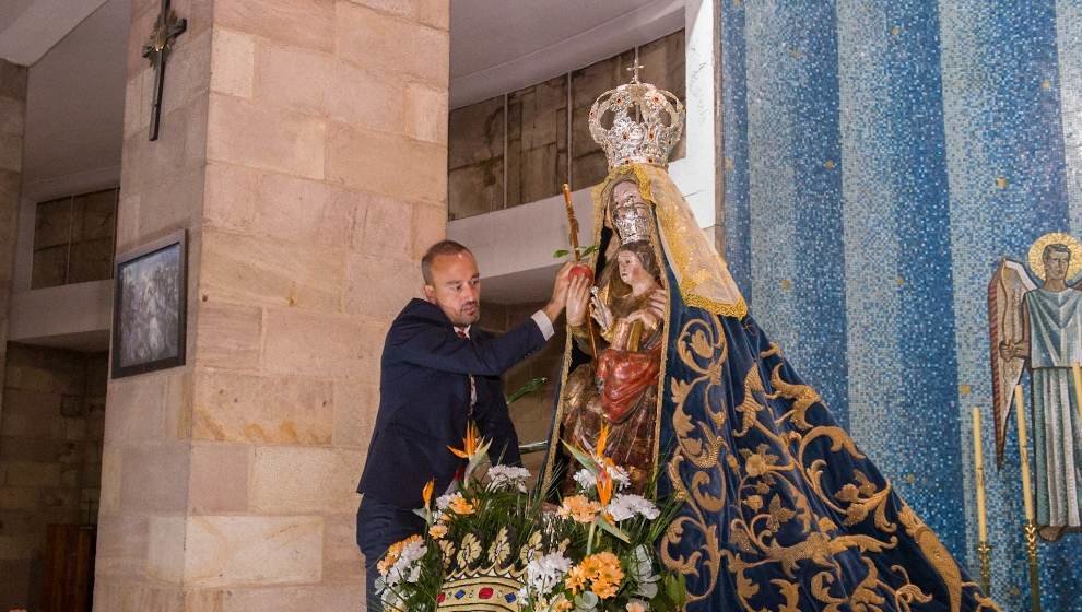 El alcalde de Torrelavega entregó el bastón de mando a la Virgen Grande.