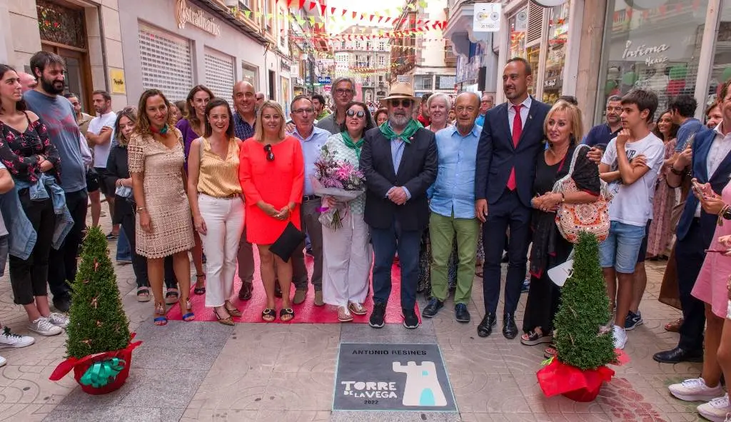 Antonio Resines junto a las autoridades políticas y la placa en Torrelavega.