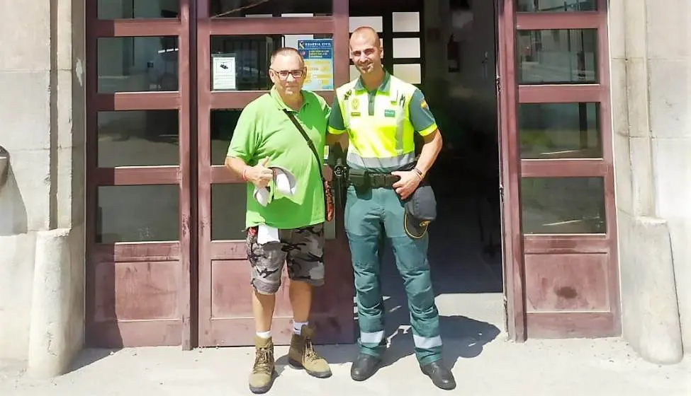 El peregrino navarro con el Guardia Civil en las oficinas de Laredo que  le ayudo en el rescate.