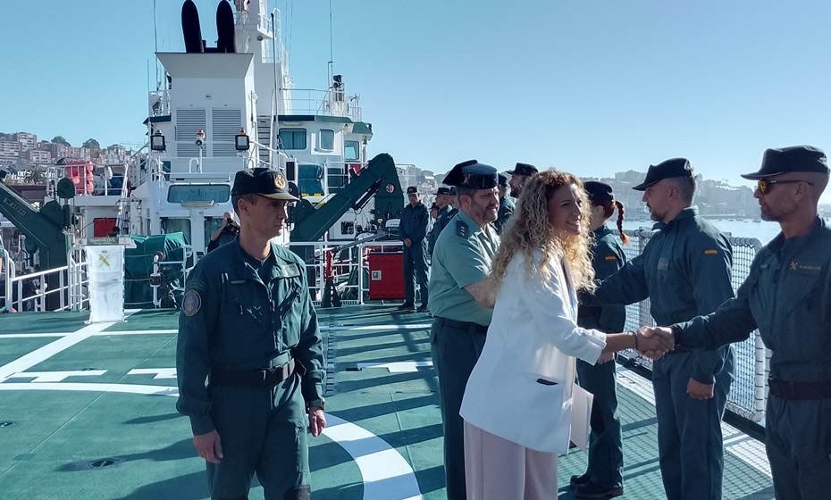 La delegada del Gobierno, Ainoa Quiñones, visitó el buque en Santander.