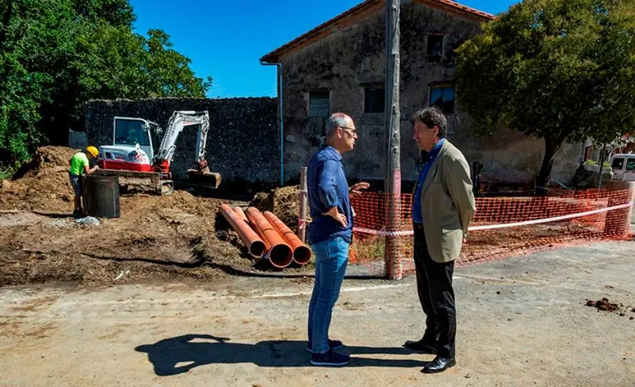 Las autoridades políticas supervisan las obras de saneamiento en Escalante.