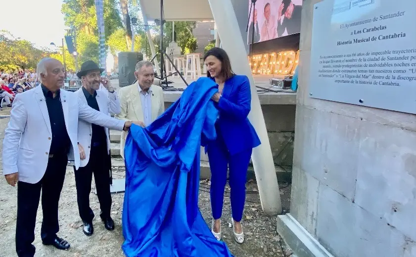 Descubrimiento de la placas en el homenaje a 'Los Carabelas' en Santander.