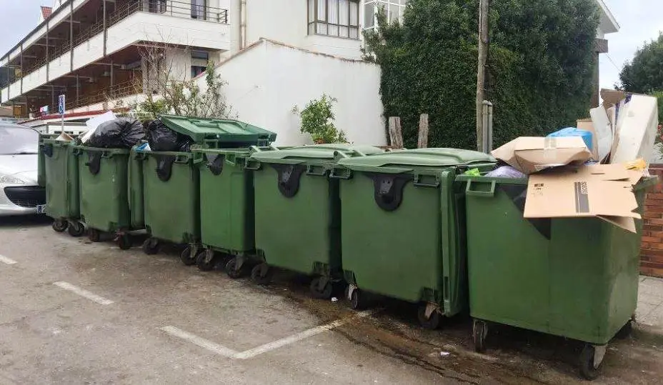 Basura en los contenedores de Isla, en Arnuero.