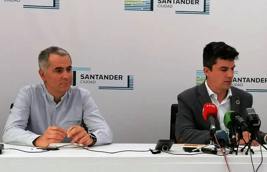 Los portavoces Daniel Fernández,a la derecha, y Miguel Saro.