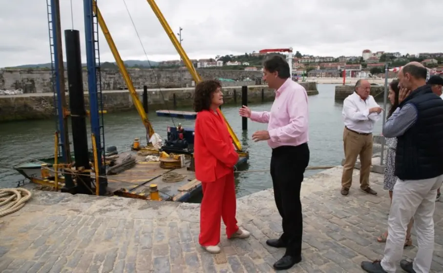 Obras de los pantalanes en el puerto de Comillas.