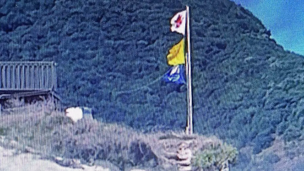 Bandera azul en la playa de Berria, en Santoña, izada ayer.