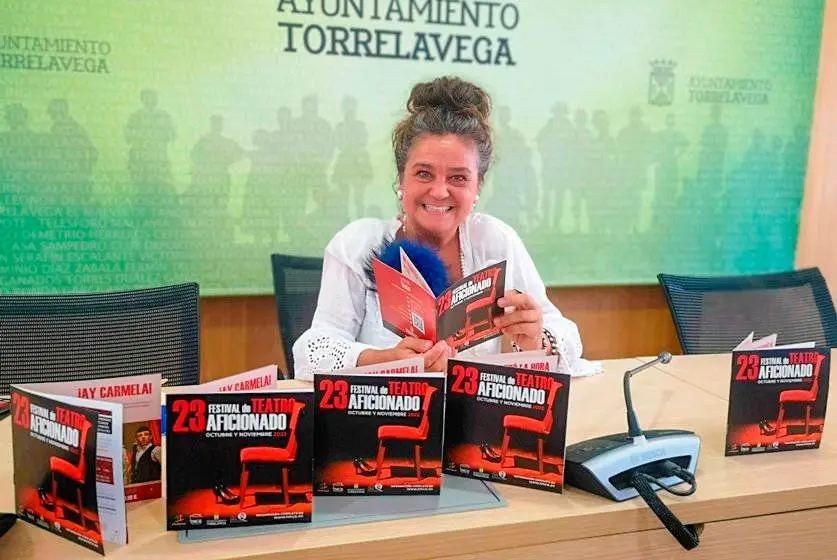 La concejala de Cultura, Esther Vélez, presentó el Festival de teatro Aficionado de Torrelavega.