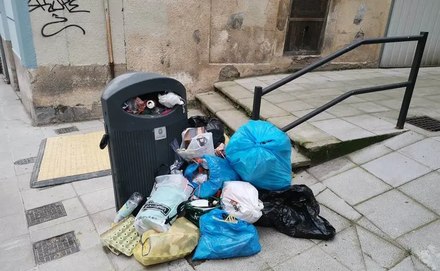 El PRC de Santander denuncia la proliferación de basura y contenedores rotos.