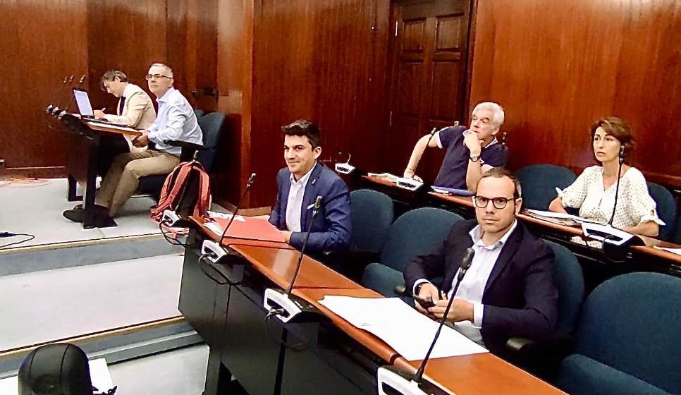 Concejales de la oposición en el Pleno de Santander.