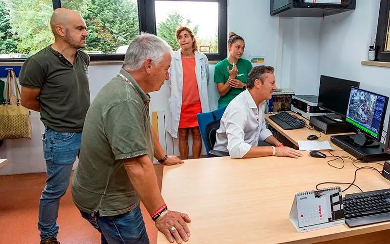 El consejero de Desarrollo Rural, Guillermo Blanco, visitó el osezno.