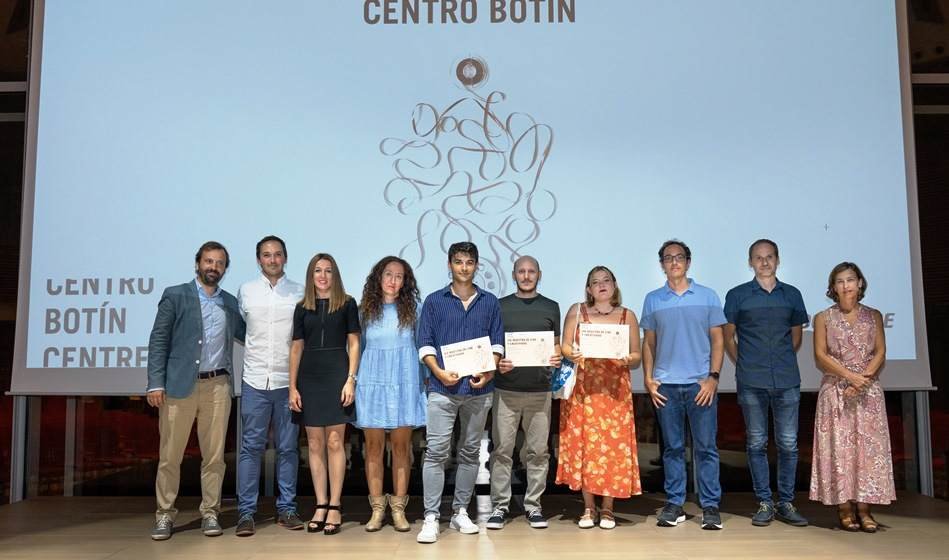 Los premiados de la Muestra, con el jurado y los represetantes del Centro Botín y de Bridgestone.