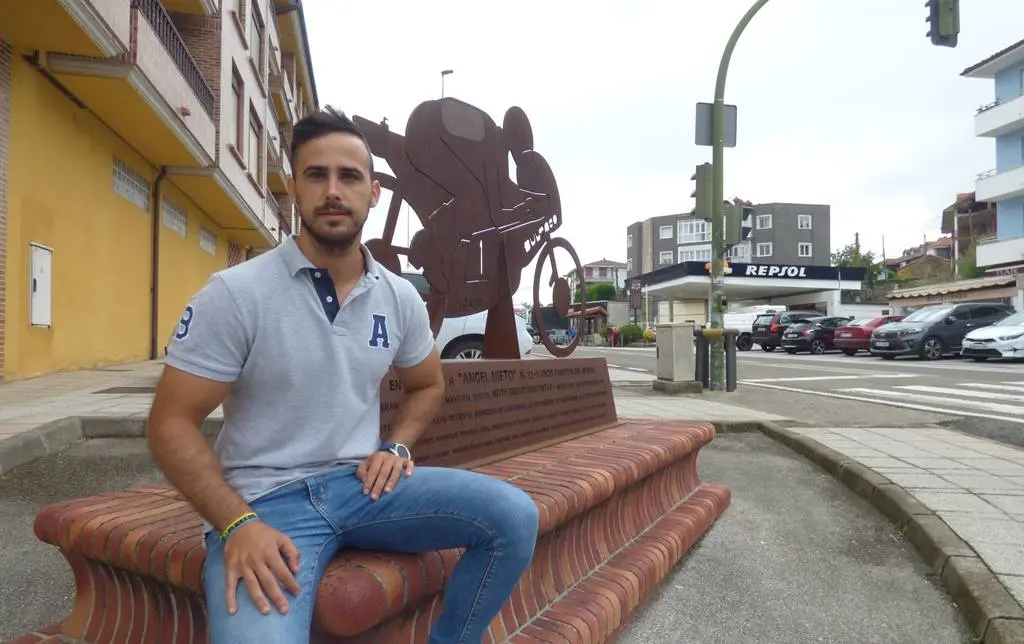 El alcalde de Hazas de Cesto, Alejandro Llano, junto a la escultura homenaje al piloto Ángel Nieto.