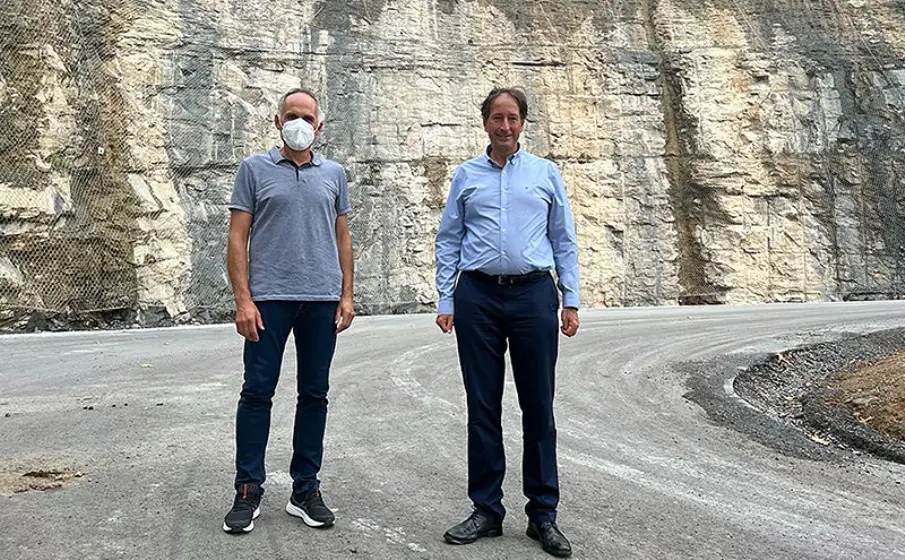 Las autoridades políticas visitaron las obras de la carretera y el depósito regulador de agua.